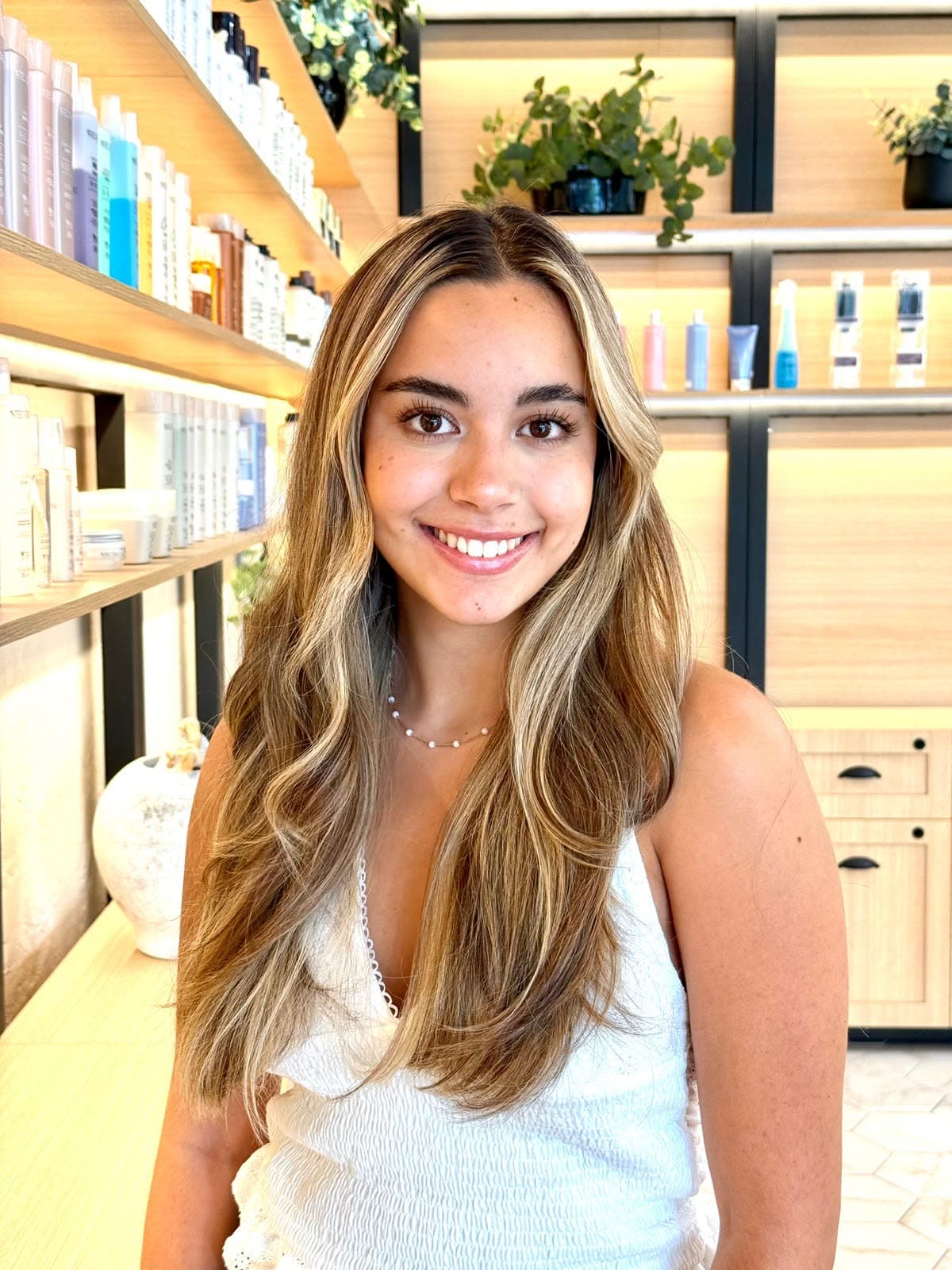 Ana Sofía en el salón, de cerca, con su melena larga en rubio balayage